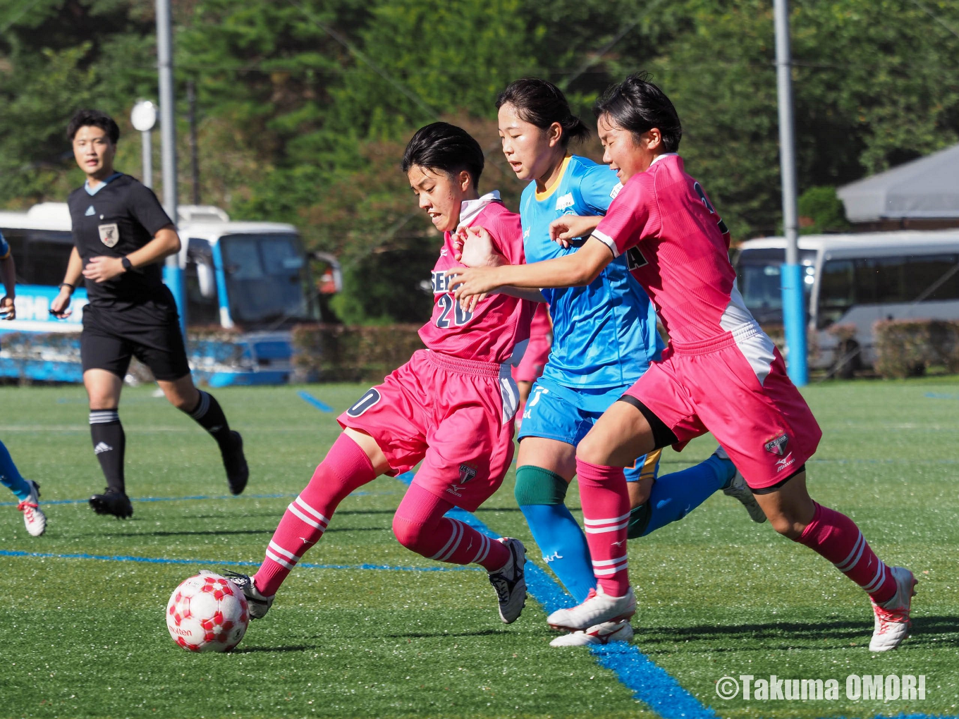 決勝点を挙げた本田悠良（左）もゴール前まで戻って守備を助ける。