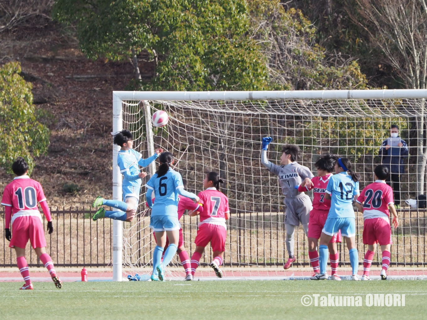 十文字は開始早々の10分にFW氏原里穂菜（3年）がヘディングを決めて先制する。