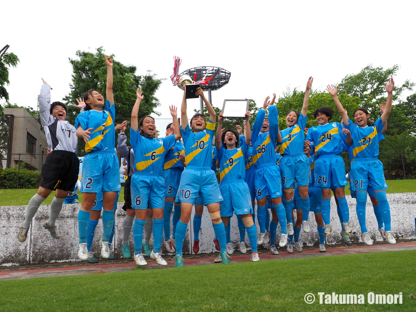 チームメイトとともに優勝カップを掲げるキャプテン・山村美和子（中央）