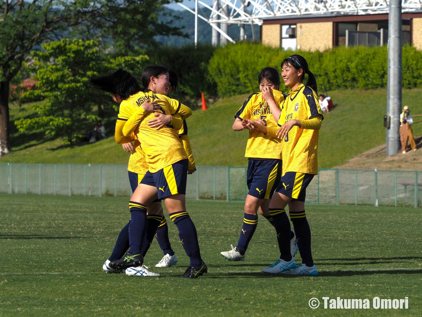 チームの3点目をアシストした谷内こころ（左奥）と、ゴールを決めた久保亜葵（左手前）が抱き合って喜ぶ。