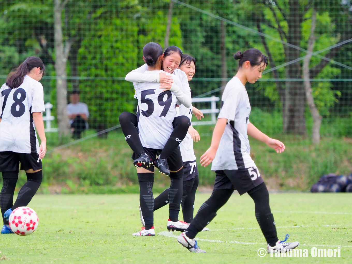 キャプテン大瀧に飛びつく白取。この日、２人目。