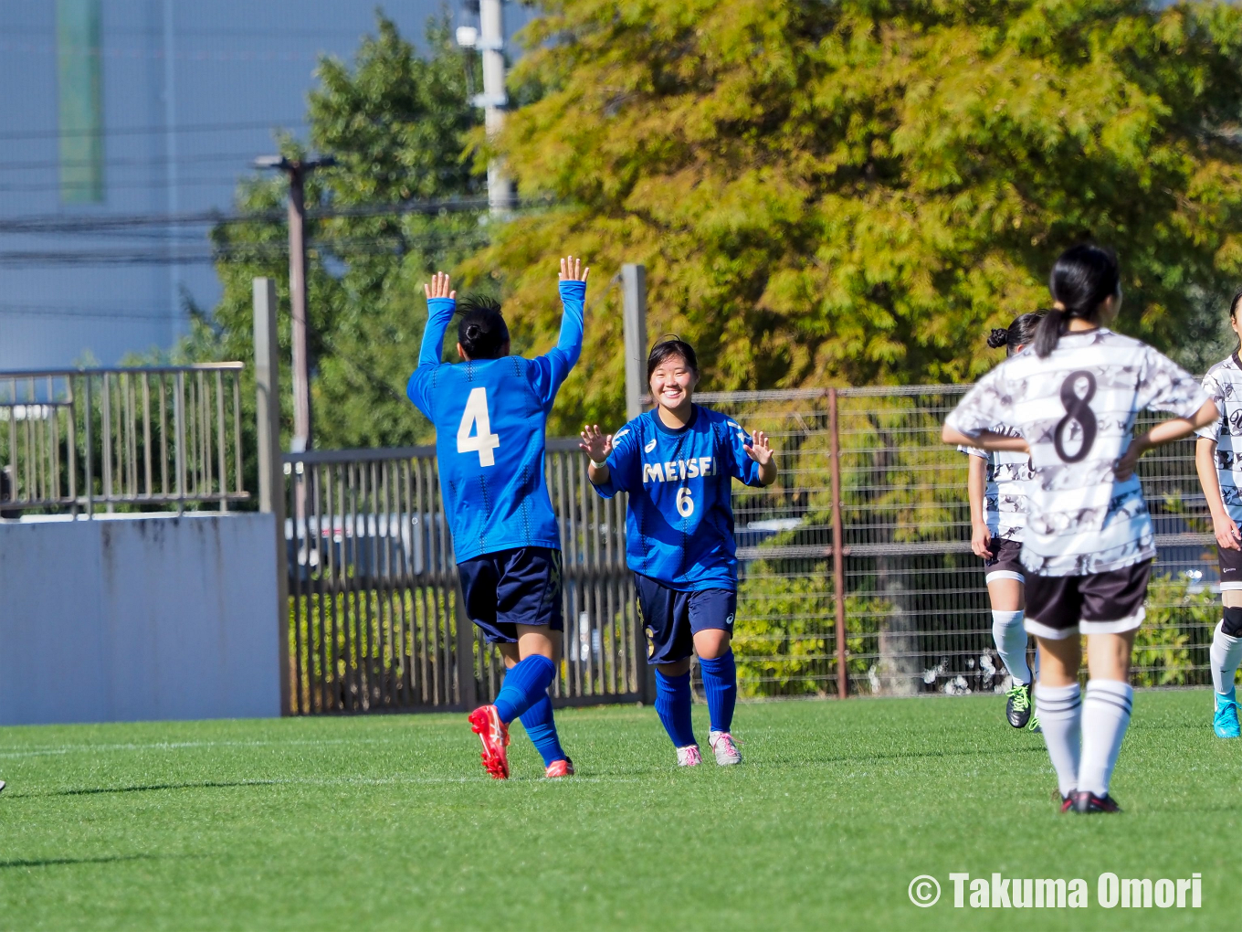 2点目を決めた伊藤優菜（6番）とアシストした松下瑠那（4番）