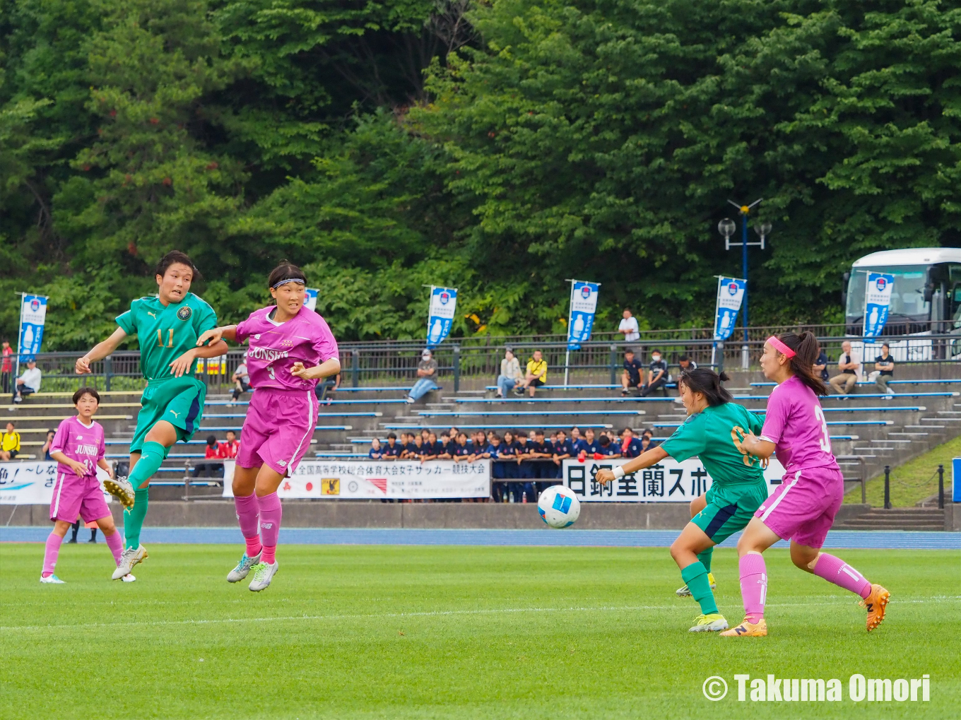 相手のトップ下とセンターフォワードに対応する両CB永田 優奈（左）と柘植沙羽（右）。