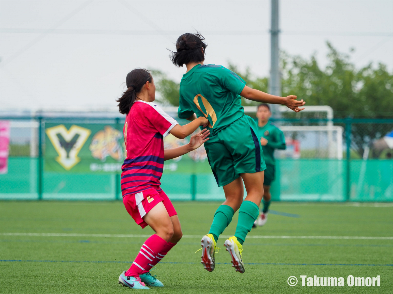 田中莉那（左）と佐藤ももサロワンウエキ（右）。マンマークなど粘りつよい守備で大商学園に対峙した。