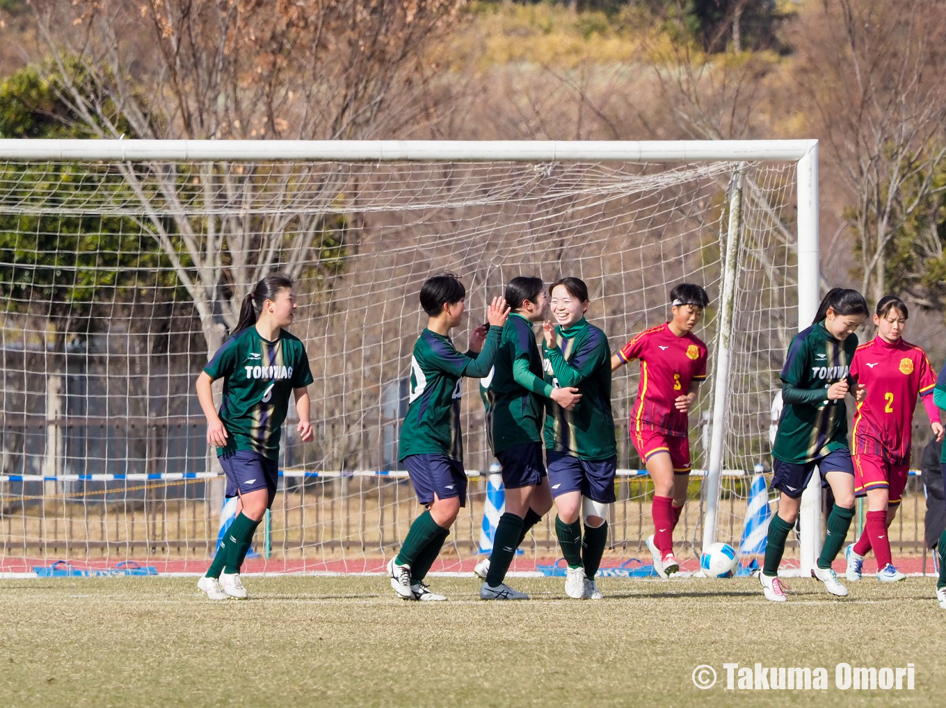 2点目をアシストした海野とハイタッチ。