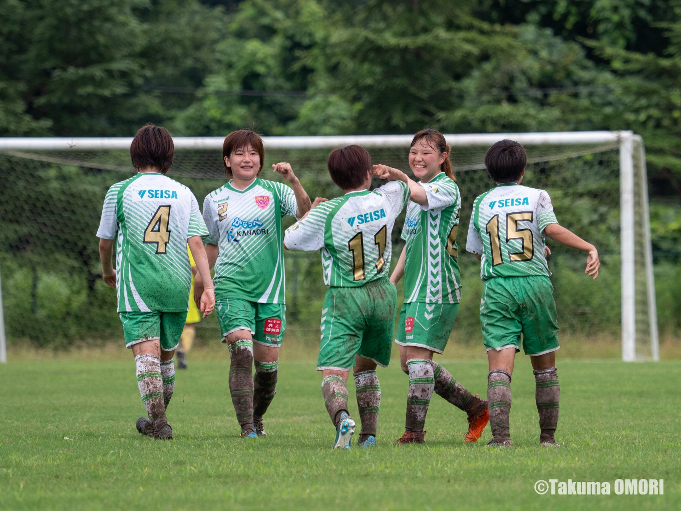 肘タッチで喜びを分かち合う高橋（11番）と‪SEISA OSAレイア湘南FC‬の選手たち。