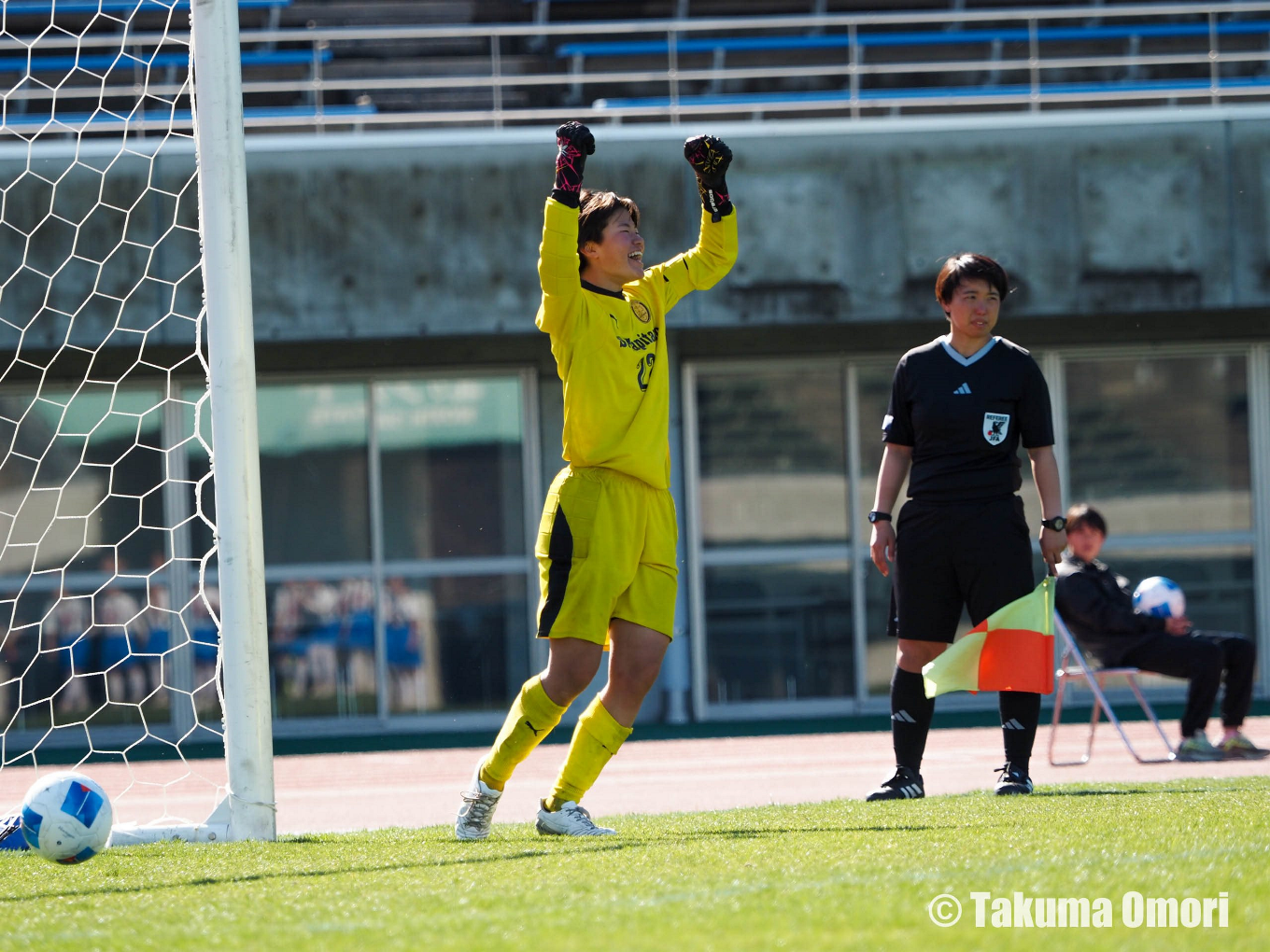 聖カピタニオGK梅村心陽は常盤木学園の1人目を横っ飛びでストップする。