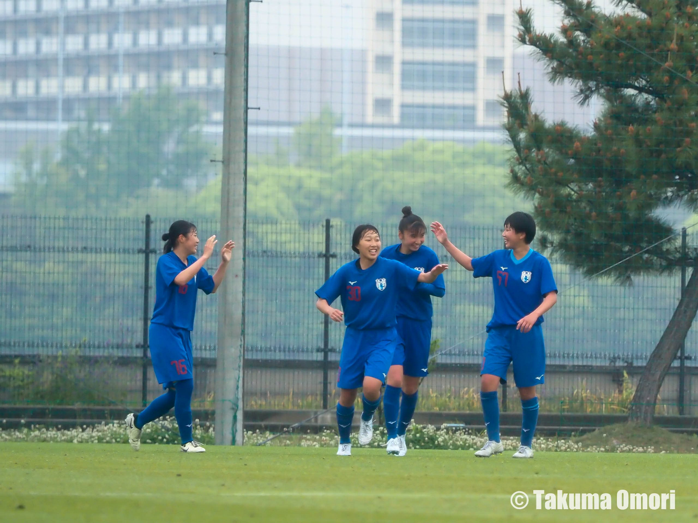 チームの1点目を挙げたFW矢野智代寧（右）。試合を振り出しに戻した。