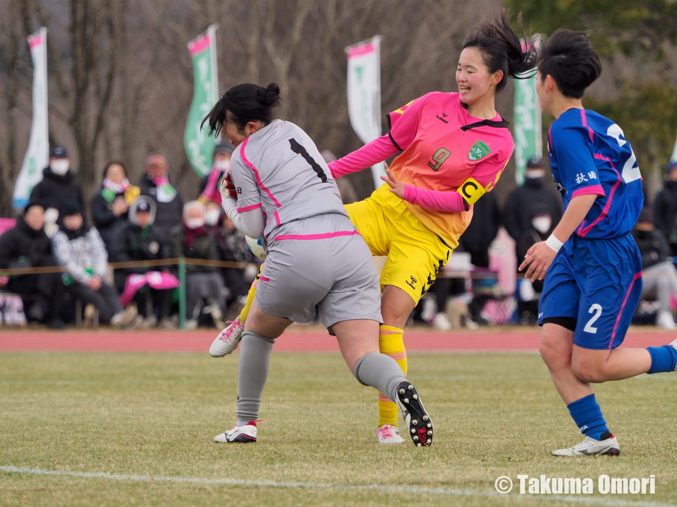 幾度もスペースに飛び込んでくる松崎との競り合い。